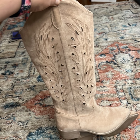 Boots - Picture 3 of 7